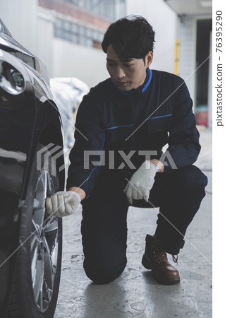 auto vehicle Service repair center concept with maintenance staff auto vehicle Service repair center concept with maintenance staff 76395290