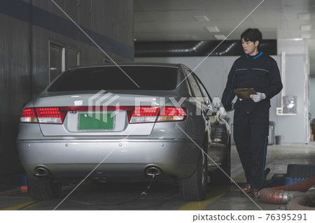 auto vehicle Service repair center concept with maintenance staff auto vehicle Service repair center concept with maintenance staff 76395291