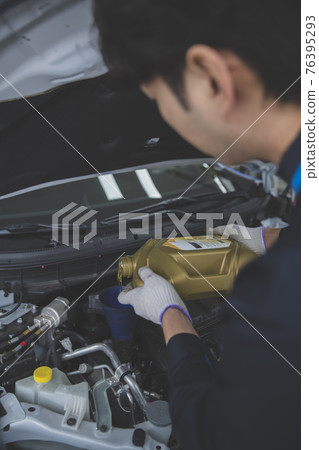 auto vehicle Service repair center concept with maintenance staff auto vehicle Service repair center concept with maintenance staff 76395293