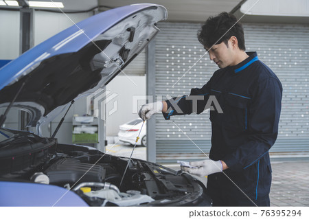 auto vehicle Service repair center concept with maintenance staff auto vehicle Service repair center concept with maintenance staff 76395294