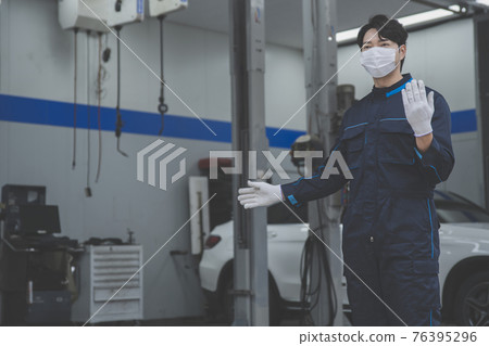 auto vehicle Service repair center concept with maintenance staff auto vehicle Service repair center concept with maintenance staff 76395296