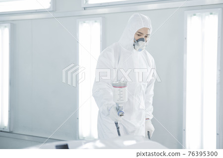 auto vehicle Service repair center concept with maintenance staff auto vehicle Service repair center concept with maintenance staff 76395300