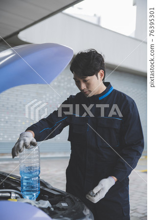 auto vehicle Service repair center concept with maintenance staff auto vehicle Service repair center concept with maintenance staff 76395301