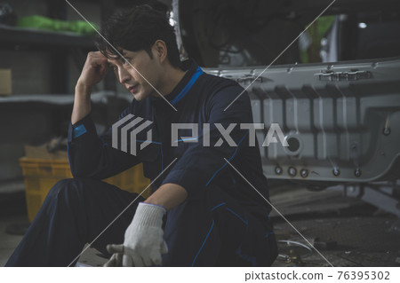 auto vehicle Service repair center concept with maintenance staff auto vehicle Service repair center concept with maintenance staff 76395302