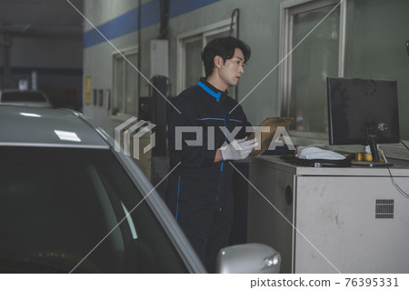 auto vehicle Service repair center concept with maintenance staff auto vehicle Service repair center concept with maintenance staff 76395331