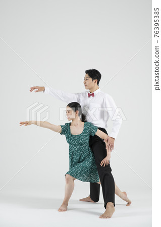 retro concept, contemporary couple dancer in white background retro concept, contemporary couple dancer in white background 76395385