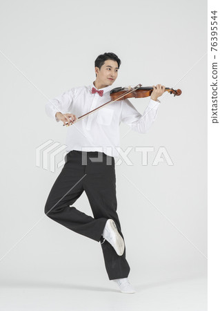Asian female contemporary dancer with violin Asian female contemporary dancer with violin 76395544
