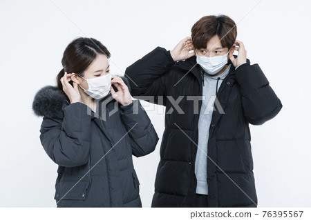 Asian couple in winter fashion wearing mask 76395567