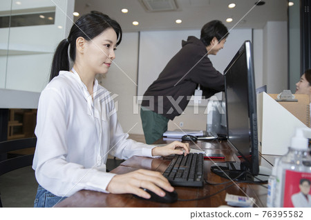 business, startup, people and teamwork concept 76395582