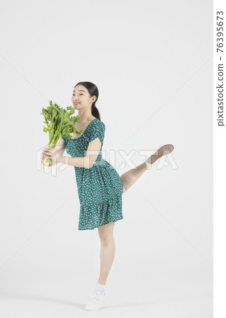 Asian couple contemporary dancers holding celery Asian couple contemporary dancers holding celery 76395673