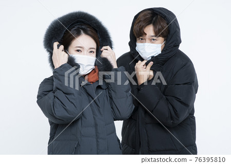Asian couple in winter fashion wearing mask 76395810