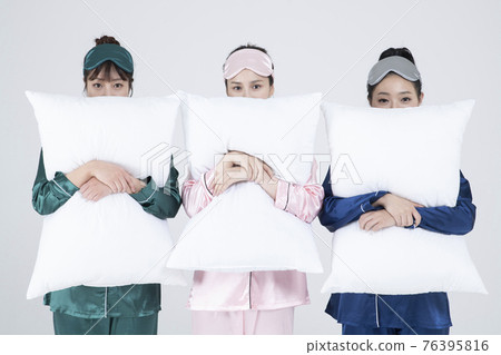 girls, ladies pajama sleepoverparty concept 76395816