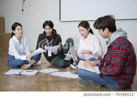 business, startup, people and teamwork concept 76396012