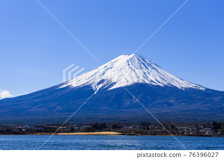 有雪的富士山（河口湖） 76396027