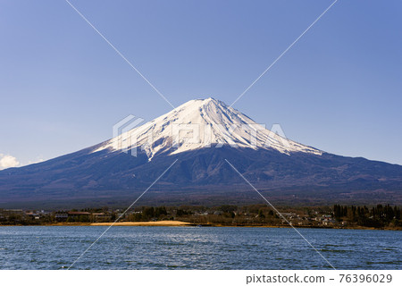 Blue sky and Mt. Fuji in severe winter (Lake Kawaguchiko) 76396029