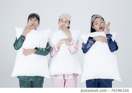 girls, ladies pajama sleepoverparty concept 76396108