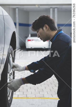 auto vehicle Service repair center concept with maintenance staff auto vehicle Service repair center concept with maintenance staff 76396268