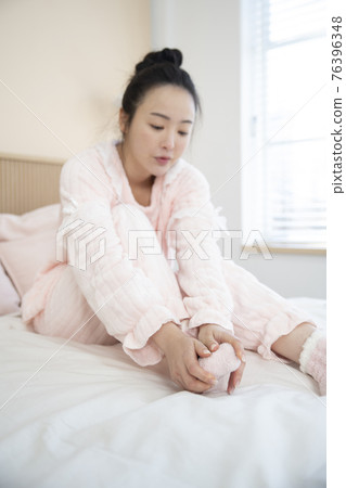 sick Asian woman in bed sick Asian woman in bed 76396348