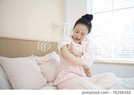 sick Asian woman in bed sick Asian woman in bed 76396388