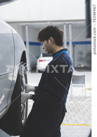 auto vehicle Service repair center concept with maintenance staff auto vehicle Service repair center concept with maintenance staff 76396467