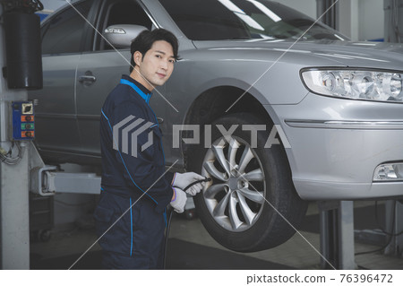 auto vehicle Service repair center concept with maintenance staff auto vehicle Service repair center concept with maintenance staff 76396472