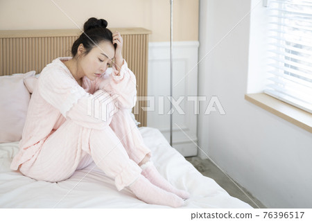 sick Asian woman in bed sick Asian woman in bed 76396517