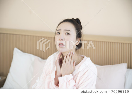 sick Asian woman in bed sick Asian woman in bed 76396519