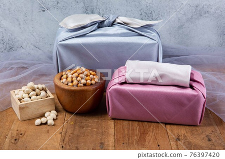 gift set including nuts for Korean first full moon of the lunar new year 76397420