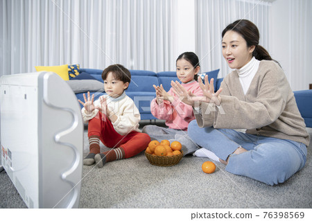 Asian mom and children, sister and brother family concept spending time at home 76398569