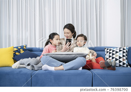 Asian mom and children, sister and brother family concept spending time at home 76398700