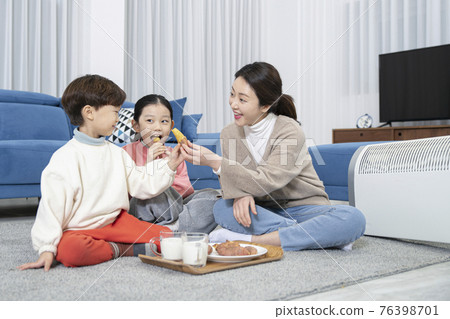 Asian mom and children, sister and brother family concept spending time at home 76398701