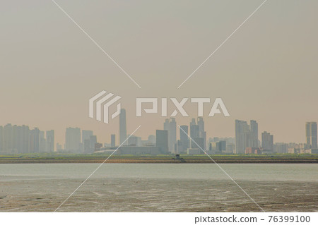 sky filled with dust, air pollution in Korea 76399100