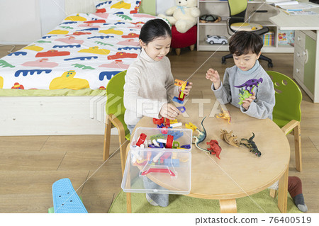 Asian girl and boy, sister and brother playing with toy Asian girl and boy, sister and brother playing with toy 76400519