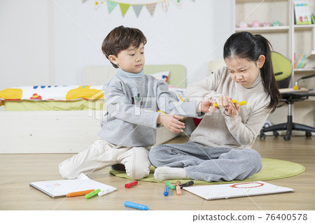 Asian girl and boy, sister and brother fighting 76400578
