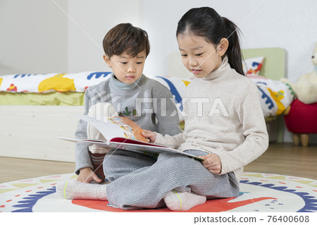 Asian girl and boy reading book Asian girl and boy reading book 76400608