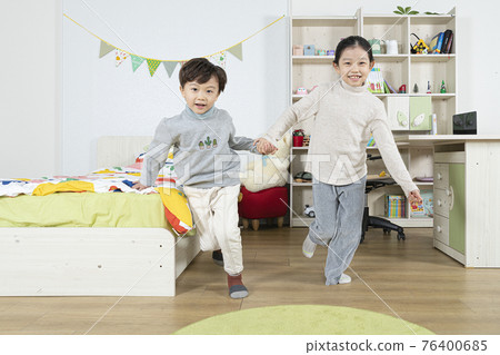 running Asian young brother and sister 76400685