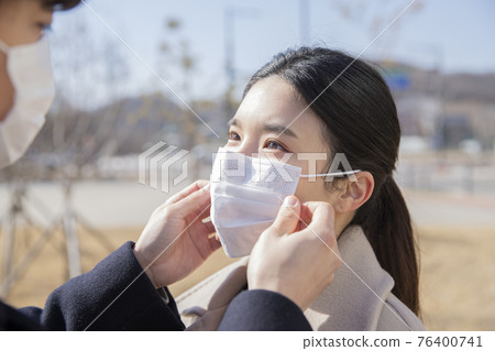 Asian couple with face masks 76400741