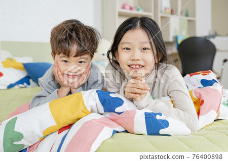 Asian girl and boy, sister and brother playing on bed 76400898