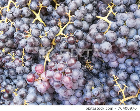 Reddish grapes 76400970
