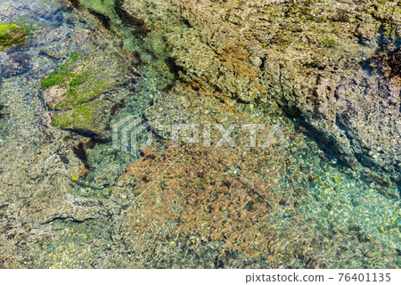 The clear seawater is a beautiful coast Izu The clear seawater is a beautiful coast Izu 76401135