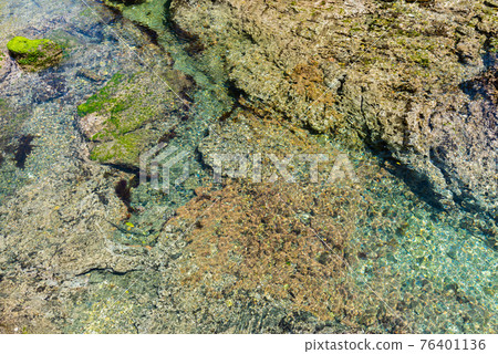 The clear seawater is a beautiful coast Izu The clear seawater is a beautiful coast Izu 76401136