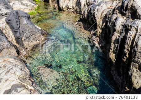清澈的海水是美麗的伊豆海岸 清澈的海水是美麗的伊豆海岸 76401138