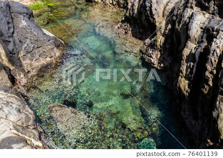 清澈的海水是美麗的伊豆海岸 76401139