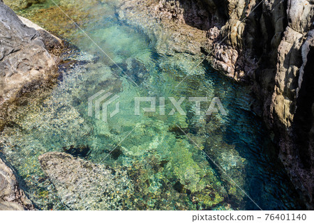 清澈的海水是美麗的伊豆海岸 清澈的海水是美麗的伊豆海岸 76401140
