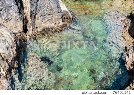 The clear seawater is a beautiful coast Izu The clear seawater is a beautiful coast Izu 76401141