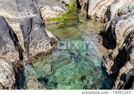 清澈的海水是美麗的伊豆海岸 清澈的海水是美麗的伊豆海岸 76401143
