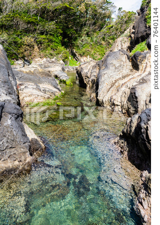 The clear seawater is a beautiful coast Izu The clear seawater is a beautiful coast Izu 76401144