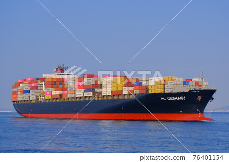 一艘大型集裝箱船進入大阪港 76401154