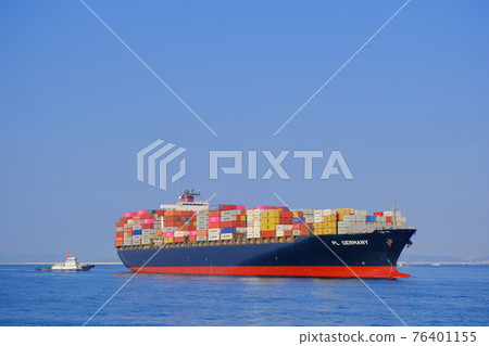 一艘大型集裝箱船進入大阪港 76401155