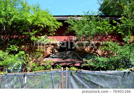 Ruined brick building 76401166